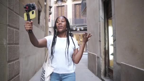 Młoda afrykańska kobieta za pomocą smartfona do strumieniowania - influencer i youtuber koncepcja — Wideo stockowe