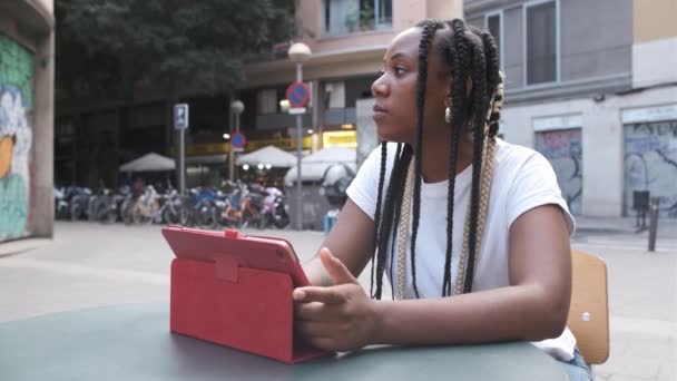 Jovem afro-americana trabalhando ao ar livre com um tablet digital — Vídeo de Stock