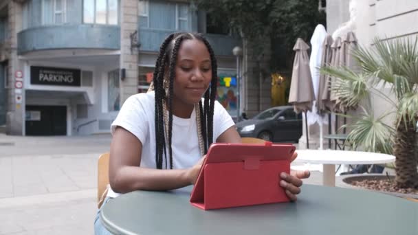 Młoda czarna kobieta pracująca z tabletem cyfrowym — Wideo stockowe