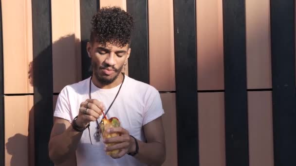 신선 한 과일을 건강에 좋게 먹는 라틴 남자 — 비디오