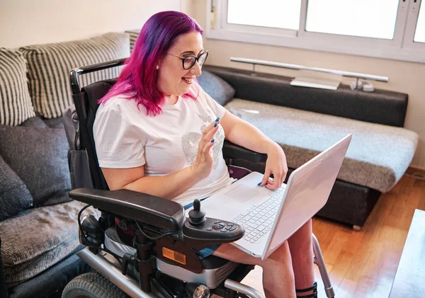 Kvinna i rullstol arbetar hemma - funktionshinder koncept — Stockfoto