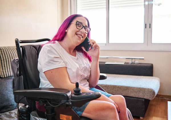 Mujer adulta con discapacidad usando smartphone en casa —  Fotos de Stock