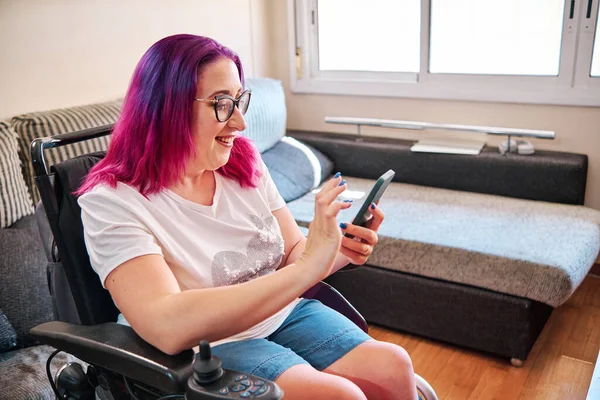 Mujer adulta usando smartphone en casa para streaming y videoconferencia —  Fotos de Stock