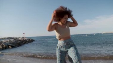 Genç reggaeton Barcelona sahilindeki viral video uygulaması için reggaeton dansı şarkısı