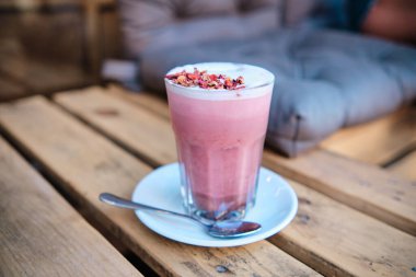Pembe taze ve sağlıklı bir smoothie.