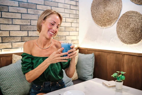 Šťastná žena pije zdravý koktejl — Stock fotografie