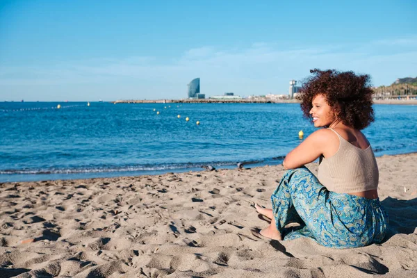 Giovane donna afro curvy sulla spiaggia di Barcellona in una giornata estiva — Foto Stock