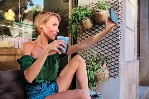 Zdravá žena dělá selfie s smartphone venku — Stock fotografie