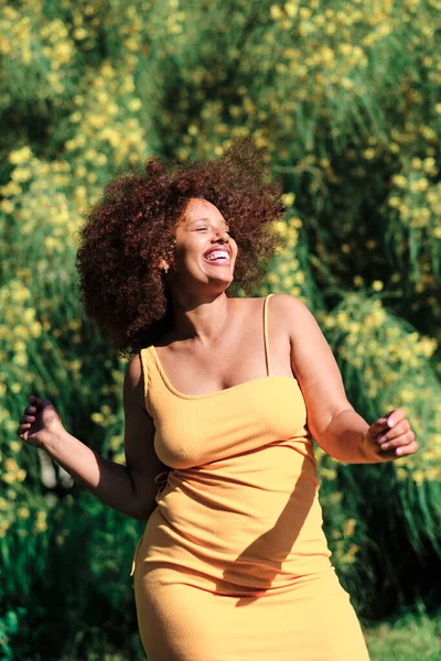 Młoda curvy afro prawdziwe kobieta taniec na świeżym powietrzu w letni dzień dla wirusowego wideo — Zdjęcie stockowe