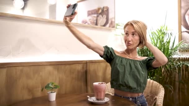 Mujer influencer adulto usando smartphone para vídeo viral — Vídeos de Stock