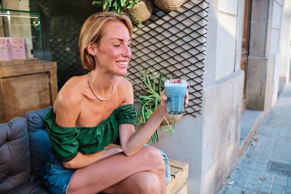 Een gelukkige magere vrouw met blauwe smoothie - gezonde levensstijl — Stockfoto