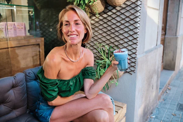 Une femme maigre heureuse avec smoothie bleu - mode de vie sain — Photo