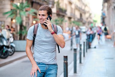 Akıllı telefon kullanarak El Borne, Barselona 'da yakışıklı bir manken - turizm konsepti