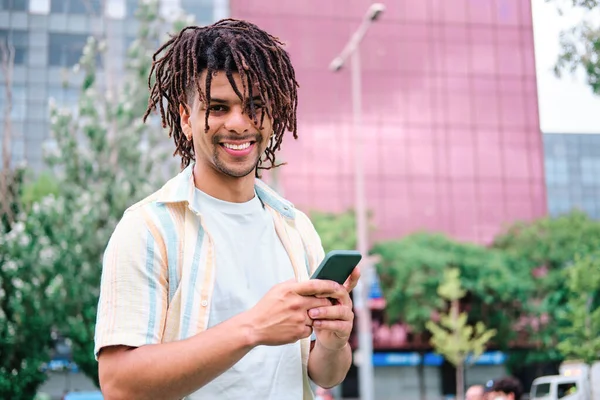 Un joven latino confiado mirando a la cámara —  Fotos de Stock