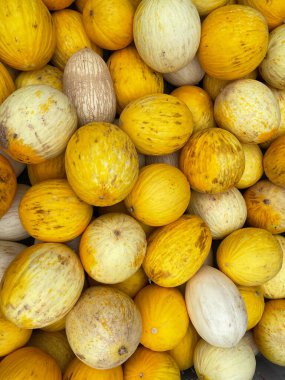 Bir grup sarı küçük kavun meyvesi - sarı renk kavramı