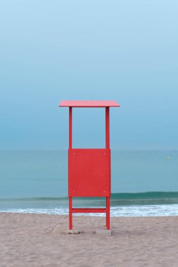 Boş kumsalın sessiz ve huzurlu manzarası.