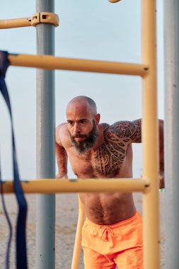 Erkek sporcu dışarıda jimnastik eğitimi alıyor..