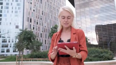 Finans sektöründe tablet kullanan genç iş kadını - iş konsepti el bilgisayarı klibi