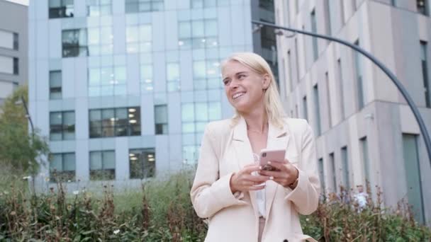 Молода жінка сміється і посміхається у фінансовому районі — стокове відео