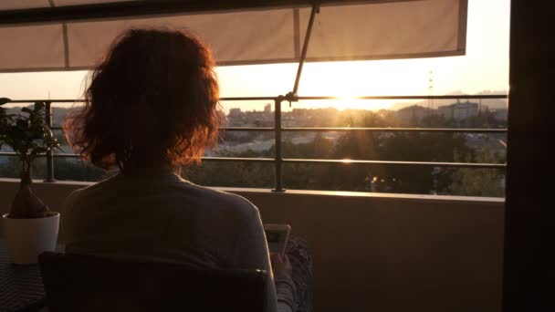 Mujer irreconocible con problemas de salud mental sola en el balcón al atardecer - concepto de salud y medicina — Vídeos de Stock