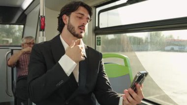 İş adamı akıllı telefonuyla yaptığı bir video görüşmesi sırasında işaret dili kullanıyor.