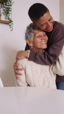 Latin torununu seven, büyük büyükannesini kucaklayan. Nesiller boyu bağ ve destek gösteren duygusal bir aile anı.