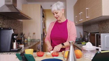 Neşeli son sınıf kadın etkeni canlı yayında yemek pişirme dersi veriyor. Enerjik büyükanne vloglaması, internette sağlıklı bir tarif paylaşıyor.