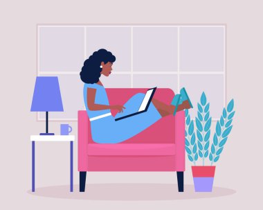Çalışma akışı illüstrasyonu. Genç bir kadın evde dizüstü bilgisayarla çalışıyor. Freelancer sandalyede çalışıyor. Sosyal ağlarda iletişim, e-posta, online toplantı, video görüşmesi. Düz bir şekilde vektör illüstrasyonu