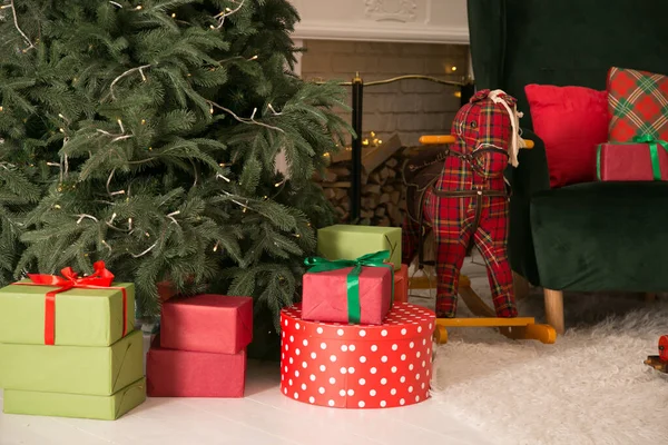 Interior Elegante Sala Estar Com Árvore Natal Decorada — Fotografia de Stock