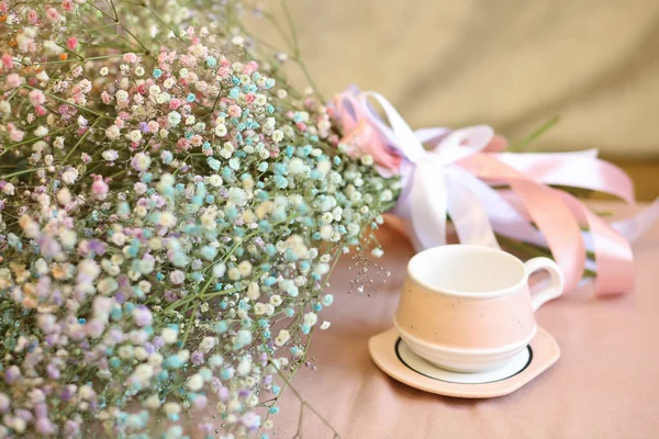 Gyönyörű Orchidea Teáskanna Egy Csésze Tea Asztalon — Stock Fotó