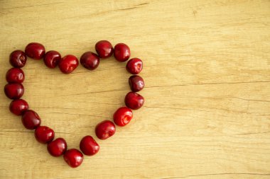 Ahşap arka planda tatlı kiraz. Olgun kirazlar. Kiraz kırmızısı. Yukarıdan bak. Meyve arkaplanı