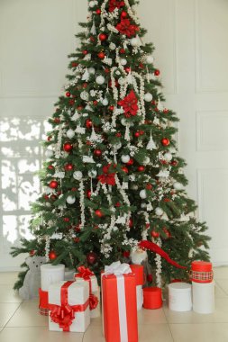 Yeni yıl dekoru, güzel bir yılbaşı ağacı