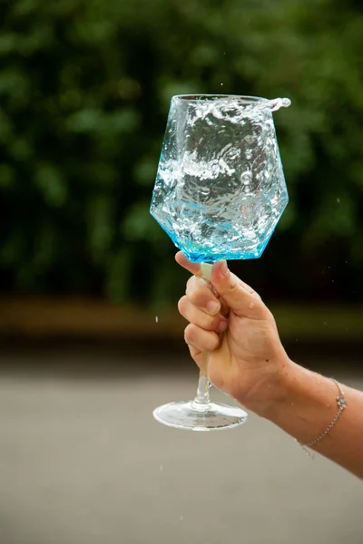 Água Azul Derramando Copo Vinho — Fotografia de Stock