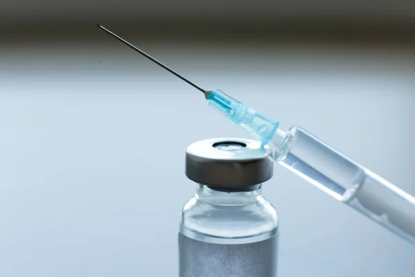 Covid 19コロナウイルスワクチンと注射器コンセプト画像 — ストック写真