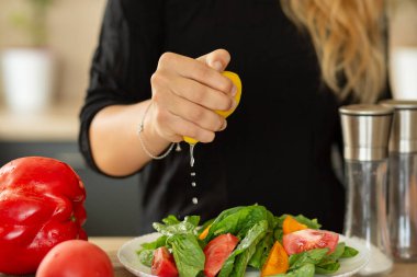 Mutfakta salata hazırlama, eller limon sıkma, domates, mutfak, avokado