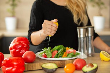 Mutfakta salata hazırlama, eller limon sıkma, domates, mutfak, avokado
