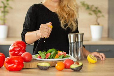 Mutfakta salata hazırlama, eller limon sıkma, domates, mutfak, avokado