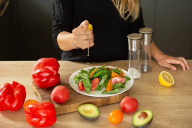 Mutfakta salata hazırlama, eller limon sıkma, domates, mutfak, avokado