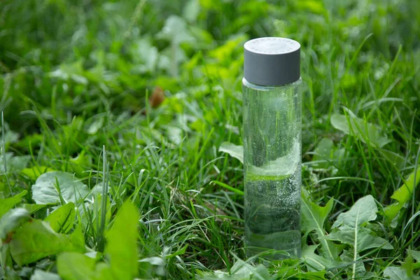Butelka Szklana Zamiast Plastikowej Butelki Wodą Ochrona Środowiska Rozprysk Wody — Zdjęcie stockowe