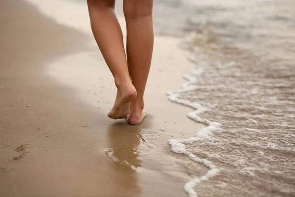 Çocuklar plaj boyunca koşar, deniz kenarında, güzel gün batımı, çocukların ayakları