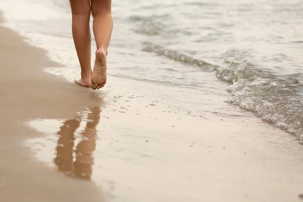 子供たちは海岸沿い 海の近く 美しい夕日 子供の足に沿って走り — ストック写真