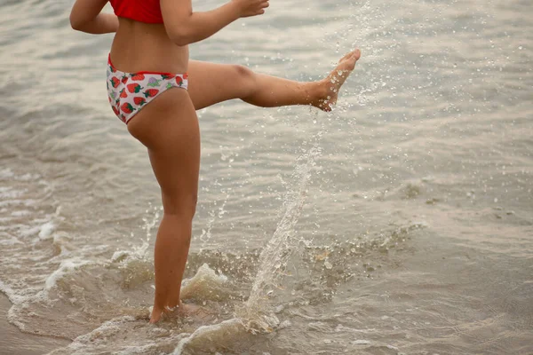 子供たちは海岸沿い 海の近く 美しい夕日 子供の足に沿って走り — ストック写真