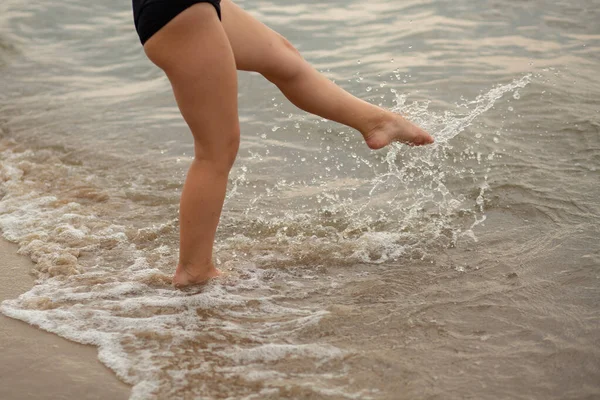 子供たちは海岸沿い 海の近く 美しい夕日 子供の足に沿って走り — ストック写真