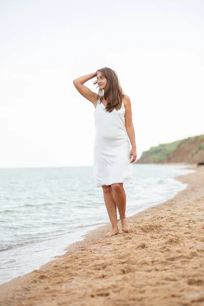 Menina Vestido Branco Praia Perto Mar Belo Pôr Sol Sorrindo — Fotografia de Stock