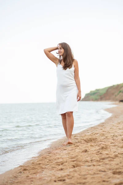 Dívka Bílých Šatech Pláži Moře Krásný Západ Slunce Usmívající — Stock fotografie