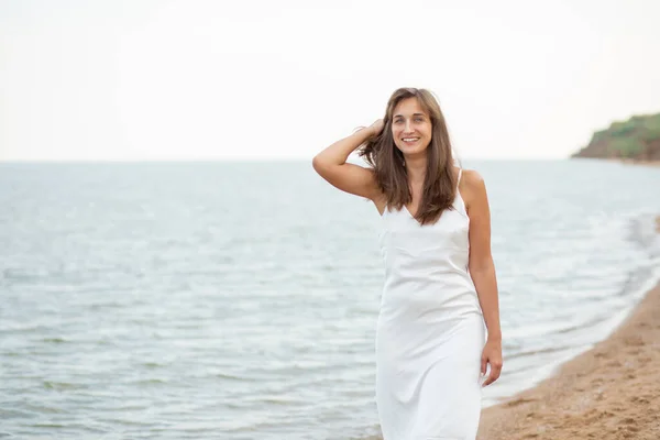 Menina Vestido Branco Praia Perto Mar Belo Pôr Sol Sorrindo — Fotografia de Stock