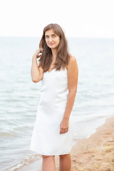 Menina Vestido Branco Praia Perto Mar Belo Pôr Sol Sorrindo — Fotografia de Stock