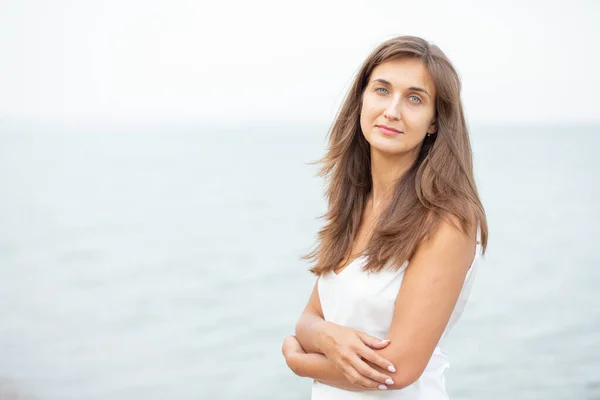 Menina Vestido Branco Praia Perto Mar Belo Pôr Sol Sorrindo — Fotografia de Stock