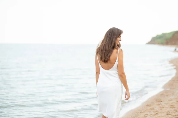 Menina Vestido Branco Praia Perto Mar Belo Pôr Sol Sorrindo — Fotografia de Stock