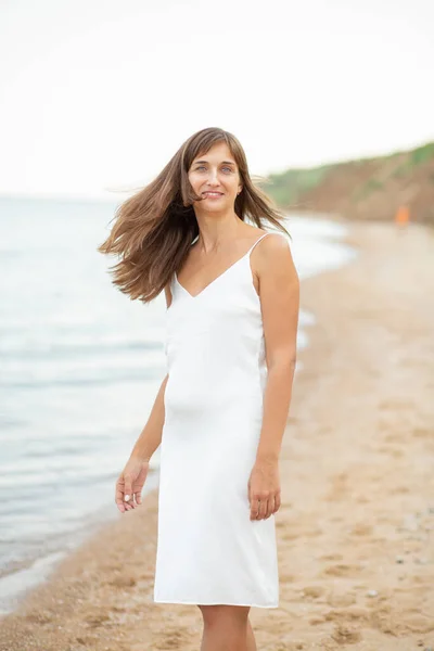 Menina Vestido Branco Praia Perto Mar Belo Pôr Sol Sorrindo — Fotografia de Stock